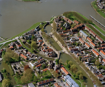 844450 Luchtfoto van de Oude Sluis in de Vaartsche Rijn te Vreeswijk (gemeente Nieuwegein), uit het noorden. Op de ...